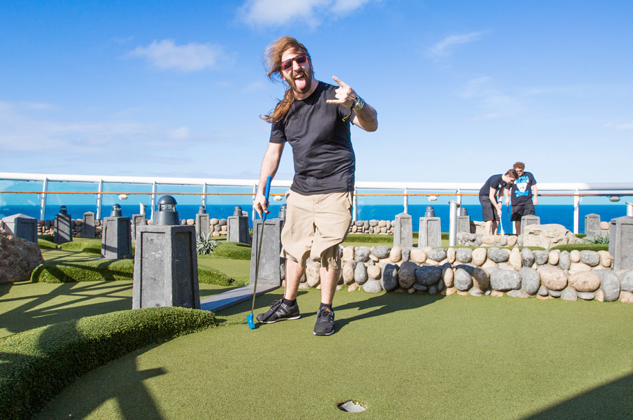 El minigolf forma parte de las opciones de recreación a bordo del crucero 7000 tons of metal.
